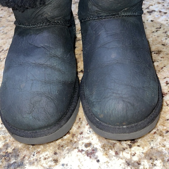 UGG Mini Bailey Button - Picture 2 of 8